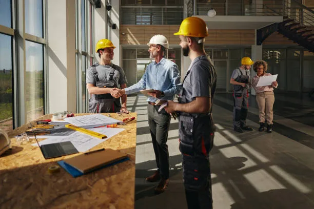 Команда Duron Construction изучает строительные чертежи
